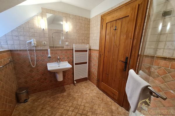 nadas-szoba05-1226F21BA9-A3E5-3856-D51F-2B8100986A3D.jpg